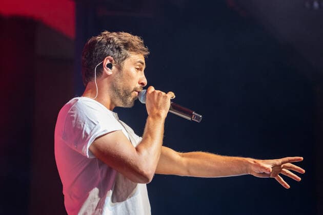 Der deutsche Sänger und Songwriter Max Giesinger mit seinem Programm Endlich Akustik! beim Live Auftritt im BonnLive Kulturgarten im Brückenforum Bonn, 08.09.2021 - BonnLive ist eine Kooperation zwischen der fünfdrei Eventagentur und Rheinevents Bonn Beuel NRW Deutschland