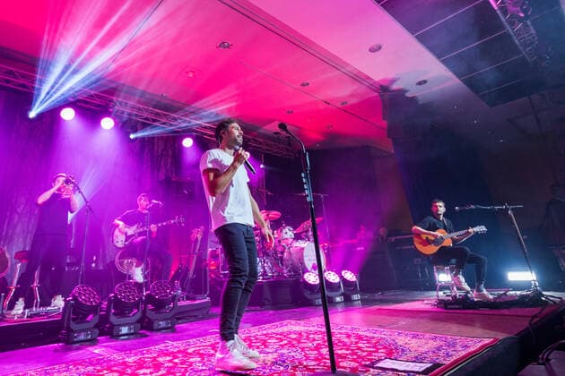 Der deutsche Sänger und Songwriter Max Giesinger mit seinem Programm Endlich Akustik! beim Live Auftritt im BonnLive Kulturgarten im Brückenforum Bonn, 08.09.2021 - BonnLive ist eine Kooperation zwischen der fünfdrei Eventagentur und Rheinevents Bonn Beuel NRW Deutschland