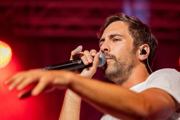 Der deutsche Sänger und Songwriter Max Giesinger mit seinem Programm Endlich Akustik! beim Live Auftritt im BonnLive Kulturgarten im Brückenforum Bonn, 08.09.2021 - BonnLive ist eine Kooperation zwischen der fünfdrei Eventagentur und Rheinevents Bonn Beuel NRW Deutschland