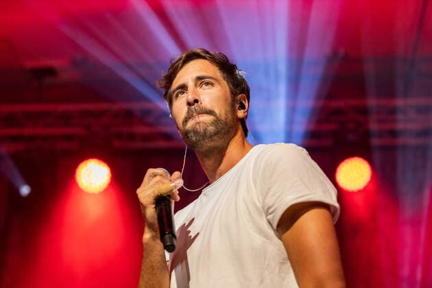 Der deutsche Sänger und Songwriter Max Giesinger mit seinem Programm Endlich Akustik! beim Live Auftritt im BonnLive Kulturgarten im Brückenforum Bonn, 08.09.2021 - BonnLive ist eine Kooperation zwischen der fünfdrei Eventagentur und Rheinevents Bonn Beuel NRW Deutschland