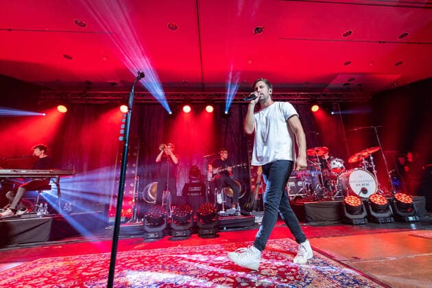 Der deutsche Sänger und Songwriter Max Giesinger mit seinem Programm Endlich Akustik! beim Live Auftritt im BonnLive Kulturgarten im Brückenforum Bonn, 08.09.2021 - BonnLive ist eine Kooperation zwischen der fünfdrei Eventagentur und Rheinevents Bonn Beuel NRW Deutschland