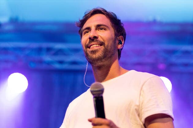 Der deutsche Sänger und Songwriter Max Giesinger mit seinem Programm Endlich Akustik! beim Live Auftritt im BonnLive Kulturgarten im Brückenforum Bonn, 08.09.2021 - BonnLive ist eine Kooperation zwischen der fünfdrei Eventagentur und Rheinevents Bonn Beuel NRW Deutschland