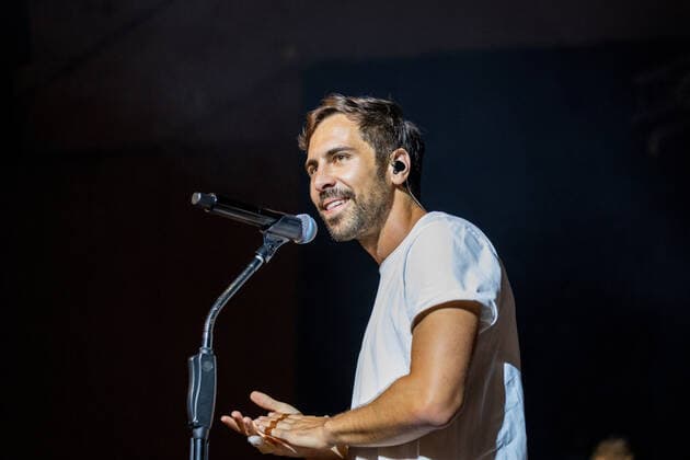 Der deutsche Sänger und Songwriter Max Giesinger mit seinem Programm Endlich Akustik! beim Live Auftritt im BonnLive Kulturgarten im Brückenforum Bonn, 08.09.2021 - BonnLive ist eine Kooperation zwischen der fünfdrei Eventagentur und Rheinevents Bonn Beuel NRW Deutschland