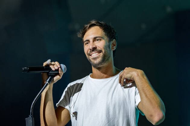 Der deutsche Sänger und Songwriter Max Giesinger mit seinem Programm Endlich Akustik! beim Live Auftritt im BonnLive Kulturgarten im Brückenforum Bonn, 08.09.2021 - BonnLive ist eine Kooperation zwischen der fünfdrei Eventagentur und Rheinevents Bonn Beuel NRW Deutschland