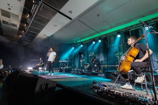 Der deutsche Sänger und Songwriter Max Giesinger mit seinem Programm Endlich Akustik! beim Live Auftritt im BonnLive Kulturgarten im Brückenforum Bonn, 08.09.2021 - BonnLive ist eine Kooperation zwischen der fünfdrei Eventagentur und Rheinevents Bonn Beuel NRW Deutschland