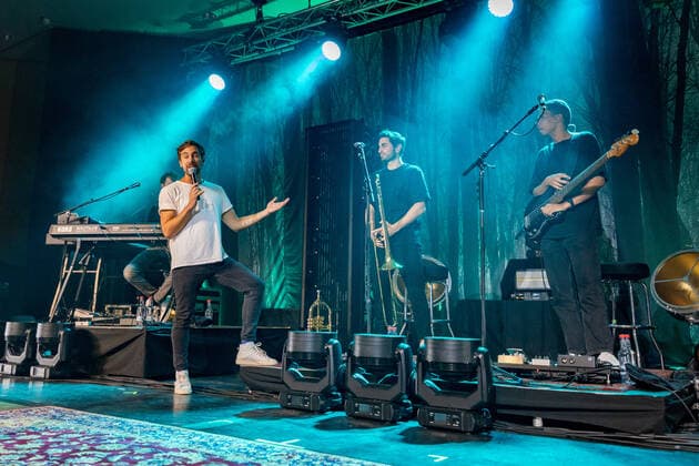Der deutsche Sänger und Songwriter Max Giesinger mit seinem Programm Endlich Akustik! beim Live Auftritt im BonnLive Kulturgarten im Brückenforum Bonn, 08.09.2021 - BonnLive ist eine Kooperation zwischen der fünfdrei Eventagentur und Rheinevents Bonn Beuel NRW Deutschland