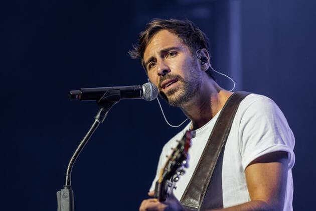 Der deutsche Sänger und Songwriter Max Giesinger mit seinem Programm Endlich Akustik! beim Live Auftritt im BonnLive Kulturgarten im Brückenforum Bonn, 08.09.2021 - BonnLive ist eine Kooperation zwischen der fünfdrei Eventagentur und Rheinevents Bonn Beuel NRW Deutschland