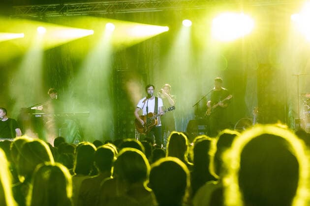 Der deutsche Sänger und Songwriter Max Giesinger mit seinem Programm Endlich Akustik! beim Live Auftritt im BonnLive Kulturgarten im Brückenforum Bonn, 08.09.2021 - BonnLive ist eine Kooperation zwischen der fünfdrei Eventagentur und Rheinevents Bonn Beuel NRW Deutschland