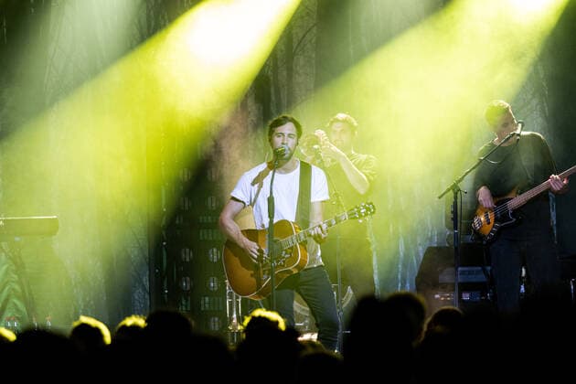 Der deutsche Sänger und Songwriter Max Giesinger mit seinem Programm Endlich Akustik! beim Live Auftritt im BonnLive Kulturgarten im Brückenforum Bonn, 08.09.2021 - BonnLive ist eine Kooperation zwischen der fünfdrei Eventagentur und Rheinevents Bonn Beuel NRW Deutschland