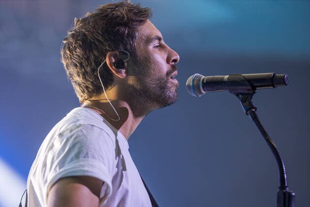 Der deutsche Sänger und Songwriter Max Giesinger mit seinem Programm Endlich Akustik! beim Live Auftritt im BonnLive Kulturgarten im Brückenforum Bonn, 08.09.2021 - BonnLive ist eine Kooperation zwischen der fünfdrei Eventagentur und Rheinevents Bonn Beuel NRW Deutschland
