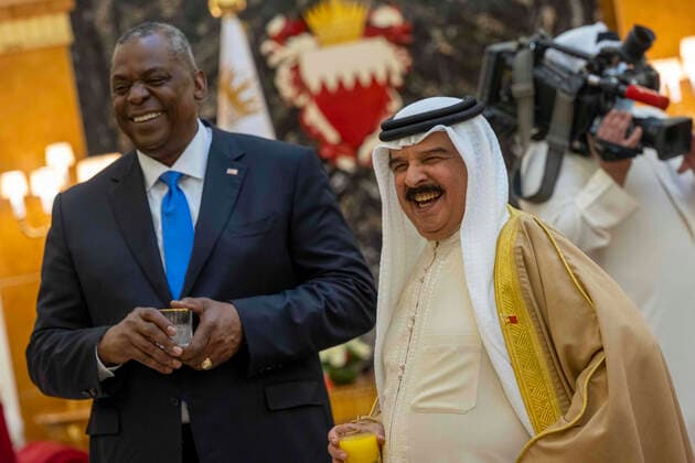 STYLELOCATIONU.S. Secretary of Defense Lloyd Austin III, left, shares a laugh with his Majesty King Hamad bin Isa Al Khalifa of Bahrain September 7, 2021 in Manama, Bahrain. Manama Bahrain - ZUMAp138 20210907_zaa_p138_007 Copyright: xChadxMcneeley Dodx