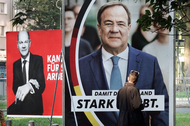 Gloßplakate zur Bundestagswahl am 26.9.2021 mit den beiden Kanzlerkandidaten Armin Laschet CDU (vorne) und Olaf Scholz SPD in Dortmund, 09.09.2021