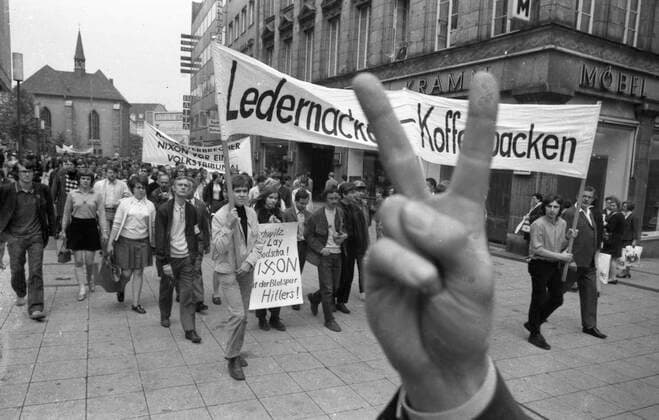 Gegen den Krieg in Vietnam 1970 DEU, Deutschland, Essen: Gegen den Krieg der USA in Vietnam demonstrierten Linke und Studenten durch die Innenstadt von Essen im Jahre 1970. DEU, Germany, Essen: Leftists and students demonstrated against the U.S. war in Vietnam through downtown Essen in 1970. NRW *** Against the war in Vietnam 1970 DEU, Germany, Essen Leftists and students demonstrated against the U S war in Vietnam through downtown Essen in 1970 DEU, Germany, Essen Leftists and students demonstrated against the U S war in Vietnam through downtown Essen in 1970 NRW