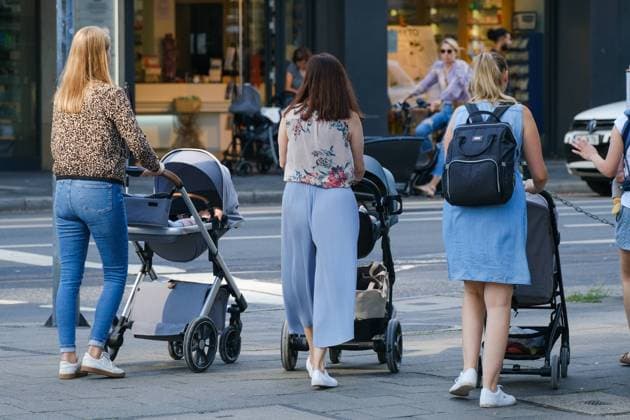 Düsseldorf 09.09.2021 Familie Mutter Mütter Kind Kinder Obhut Kinderwagen Fürsorge spazieren gehen Spaziergang Spaziergänger Kindergeld Geburtenrate Überalterung Babyboom Corona-Babies Babys Düsseldorf Nordrhein-Westfalen Deutschland *** Duesseldorf 09 2021 family mother mothers child children care stroller care walk stroller walker child money birth rate overage baby boom corona babies babies Duesseldorf North Rhine Westphalia Germany