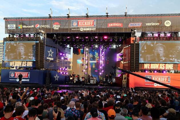 September 9, 2021, Tampa, Florida, USA: Recording artist Ed Sheehan performs on stage at the 2021 NFL Kickoff Experience at Julian B. Lane Riverfront Park on Thursday, Sept. 9, 2021 in Tampa. Tampa USA - ZUMAs70_ 20210909_zan_s70_040 Copyright: xLuisxSantanax