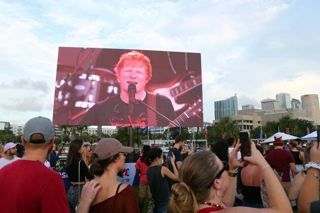 Entertainment Bilder des Tages September 9, 2021, Tampa, Florida, USA: Recording artist Ed Sheehan performs on stage at the 2021 NFL Kickoff Experience at Julian B. Lane Riverfront Park on Thursday, Sept. 9, 2021 in Tampa. Tampa USA - ZUMAs70_ 20210909_zan_s70_043 Copyright: xLuisxSantanax
