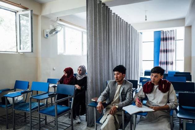 Frauen unter dem Taliban Regime in Afghanistan On September 7 at the private Avicenna University in Kabul, a curtain now separates boys and girls in mixed classes.  AdrienxVautierx xLexPictorium LePictorium_0252318