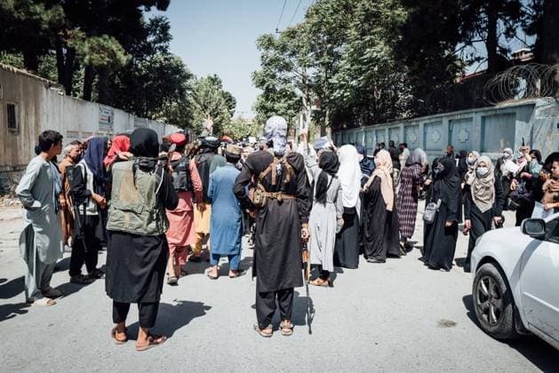 Frauen unter dem Taliban Regime in Afghanistan On September 7 in the streets of Kabul, men and women responded to the call for a national uprising. In front of the Pakistani embassy, the Taliban surrounded a demonstration of women. The crowd was dispersed by warning shots.  AdrienxVautierx xLexPictorium LePictorium_0252319