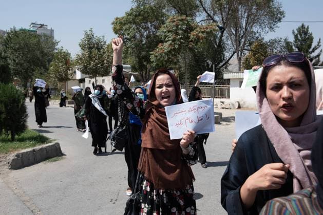 Frauen unter dem Taliban Regime in Afghanistan Women s demonstration against Pakistan in Kabul on September 7. After being chased away by the Taliban in front of the Pakistani embassy, the demonstrators move towards the city center  AdrienxVautierx xLexPictorium LePictorium_0252320