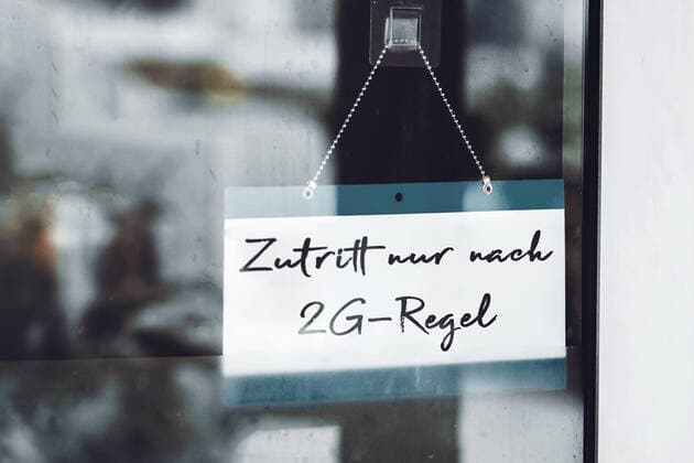 Zugang und Zutritt nur mit einem gültiger vollständiger Coronavirus Covid-19 Impfung oder Nachweis der Genesung, 2G-Regel Schild an einer Türe, 2 G