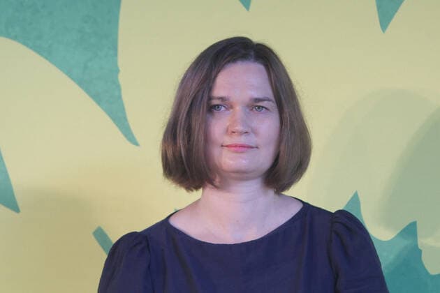 Porträt am Montag (06.09.2021) in der Hansestadt Rostock während einer Wahlkampfveranstaltung von BÜNDNIS 90 DIE GRÜNEN von Claudia Müller (MdB). Die Partei hat sich für die Wahl am 26. September u.a. auf die Fahnen geschrieben, einen klimaneutralen Wohlstand zu schaffen und die Herausforderungen der Zeit anzupacken. Ob sie das umsetzen kann ist im Moment noch fraglich. Denn derzeit liegt die Partei in der Wählergunst auf Platz fünf. Dahingehend warb die Spitzenkandidatin im Verlauf des Tages im örtlichen Klostergarten einmal mehr für die Ziele ihrer Partei. *** Portrait on Monday 06 09 2021 in the Hanseatic city of Rostock during an election campaign event of BÜNDNIS 90 DIE GRÜNEN by Claudia Müller MdB The party has for the election on 26