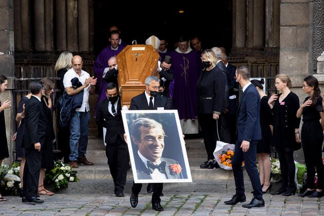 Bilder des Jahres 2021, Entertainment 09 September Entertainment Themen der Woche KW36 Entertainment Bilder des Tages Paris, France, September 10, 2021 - Pallbearers carry a portrait and the coffin of Jean Paul Belmondo after the funeral ceremony for the late French actor at the Saint Germain des Pres church. Several hundred of attendees have gathered to pay their respects to one of the most popular French actors on September 9, 2021: his relatives, the French President and members of the government as well as personalities from the world of cinema, culture and sport. Belmondo died on September 6, 2021 aged 88.  Copyright: xAlexisxSciardx