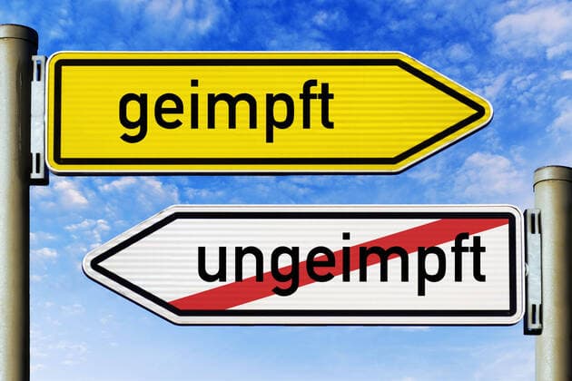FOTOMONTAGE, Wegweiser mit der Aufschrift geimpft und durchgestrichener Aufschrift ungeimpft, Symbolfoto fÃ¼r mehr Rechte fÃ¼r Geimpfte