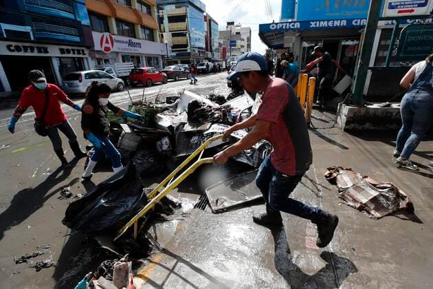 Inhabitants of colonies affected by heavy rains remove debris from the mud, on 09 September 2021, in the city of Tula, in Hidalgo state, Mexico, (issued 10 September 2021). Hundreds of people search through the mud and water for the few belongings that the heavy rains of these days left them in the Mexican municipality of Tula, where the floods caused at least 14 deaths in a hospital and thousands of victims. Affected by rains in Mexico, they rescue from the mud what little they have left !ACHTUNG: NUR REDAKTIONELLE NUTZUNG!  Copyright: xJosexMendezx MEX1035 20210910-86e77566739e5f9d3f9a1f64083a7ae365efa7d4