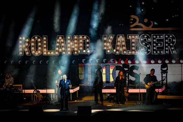 10.09.2021, xlakx, Entertainment Musik, Roland Kaiser Open Air Berlin 2021 emspor, v.l.Roland Kaiser live mit Band Open Air-Tournee 2021.Zweifelsohne gehoert das Konzert in der Berliner Waldbuehne bereits jetzt schon zu den Sommer-Favoriten der Roland Kaiser Open Air-Saison Berlin