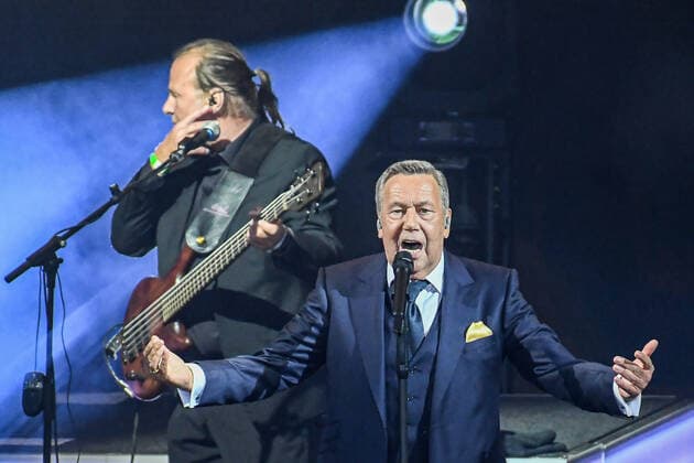 10.09.2021, xlakx, Entertainment Musik, Roland Kaiser Open Air Berlin 2021 emspor, v.l.Roland Kaiser live mit Band Open Air-Tournee 2021.Zweifelsohne gehoert das Konzert in der Berliner Waldbuehne bereits jetzt schon zu den Sommer-Favoriten der Roland Kaiser Open Air-Saison Berlin
