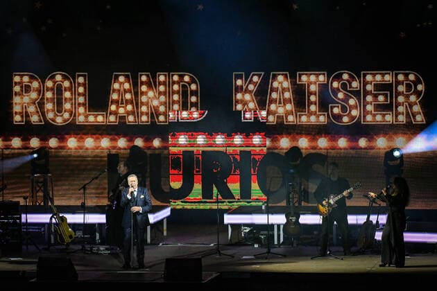 10.09.2021, xlakx, Entertainment Musik, Roland Kaiser Open Air Berlin 2021 emspor, v.l.Roland Kaiser live mit Band Open Air-Tournee 2021.Zweifelsohne gehoert das Konzert in der Berliner Waldbuehne bereits jetzt schon zu den Sommer-Favoriten der Roland Kaiser Open Air-Saison Berlin