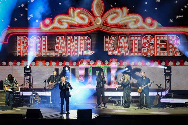 Entertainment Themen der Woche KW36 Entertainment Bilder des Tages 10.09.2021, xlakx, Entertainment Musik, Roland Kaiser Open Air Berlin 2021 emspor, v.l.Roland Kaiser live mit Band Open Air-Tournee 2021.Zweifelsohne gehoert das Konzert in der Berliner Waldbuehne bereits jetzt schon zu den Sommer-Favoriten der Roland Kaiser Open Air-Saison Berlin