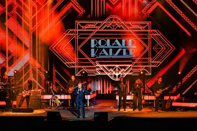 10.09.2021, xlakx, Entertainment Musik, Roland Kaiser Open Air Berlin 2021 emspor, v.l.Roland Kaiser live mit Band Open Air-Tournee 2021.Zweifelsohne gehoert das Konzert in der Berliner Waldbuehne bereits jetzt schon zu den Sommer-Favoriten der Roland Kaiser Open Air-Saison Berlin