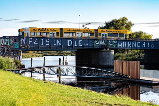 Ein Burner: Der Aufruf NAZIS IN DIE WARNOW - 07.09.2021: Symbolbild: Extremismus - 07.09.2021: Seit 8 Wochen prangt dieser Aufruf NAZIS IN DIE WARNOW an der Petribrücke in Rostock. Zwischen ganz häßlich, ärgerlich, abstoßend, militant bis grundsätzlich ein löblicher Ansatz wird diese Schmiererei in der Öffentlichkeit bezeichnet. Ein Anwohner, der seinen Namen nicht nennen wollte, sagte: Dieser Burner könnte manchen Bürger antreiben - aus Furcht und Frust - rechte Parteien zu wählen. Rostock Mecklenburg-Vorpommern Deutschland *** A Burner The call NAZIS IN DIE WARNOW 07 09 2021 Symbol picture extremism 07 09 2021 For 8 weeks this call NAZIS IN DIE WARNOW is emblazoned at the Petribrücke in Rostock Between quite ugly, annoying,