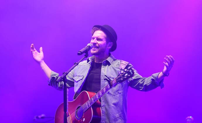 Johannes Oerding und Band Live Konzert im rahmen von Stars am Strand Timmendorfer Strand