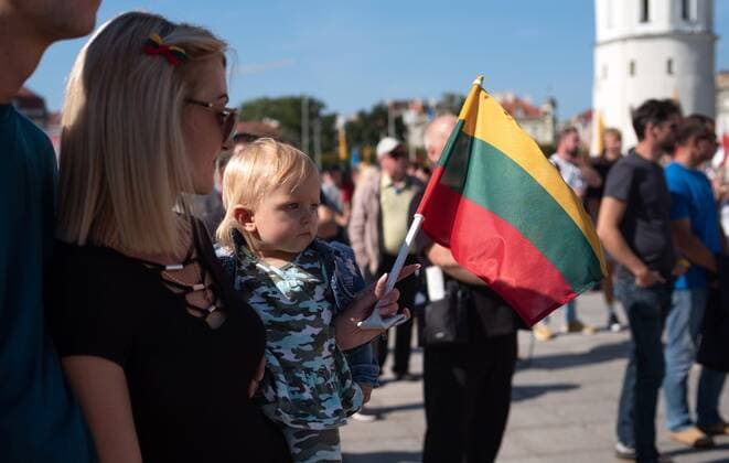 Lithuania Anti Health Pass Rally 6648058 10.09.2021 A woman holds a child and Lithuanian flag as she takes part in a rally against a health pass championed by the centre-right government, in Vilnius, Lithuania. The demonstration has been organized by the Lithuanian Family Movement to contest restrictions on access to public venues and certain jobs for those who do not have coronavirus immunity certificates, which will go into effect on Monday. People were also marching against the Lithuanian bill recognizing same-sex civil unions and the implementation of the Istanbul Convention on preventing and combating violence against women. Valdemar Doveiko Sputnik Vilnius Lithuania  Copyright: xValdemarxDoveikox