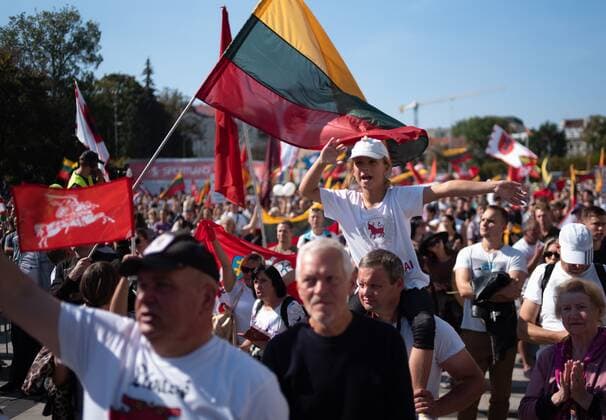 Lithuania Anti Health Pass Rally 6648064 10.09.2021 Protesters take part in a rally against a health pass championed by the centre-right government, in Vilnius, Lithuania. The demonstration has been organized by the Lithuanian Family Movement to contest restrictions on access to public venues and certain jobs for those who do not have coronavirus immunity certificates, which will go into effect on Monday. People were also marching against the Lithuanian bill recognizing same-sex civil unions and the implementation of the Istanbul Convention on preventing and combating violence against women. Valdemar Doveiko Sputnik Vilnius Lithuania  Copyright: xValdemarxDoveikox