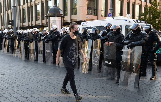 Lithuania Anti Health Pass Rally 6648067 10.09.2021 A young man walks past a line of riot police officers during a rally against a health pass championed by the centre-right government, in Vilnius, Lithuania. The demonstration has been organized by the Lithuanian Family Movement to contest restrictions on access to public venues and certain jobs for those who do not have coronavirus immunity certificates, which will go into effect on Monday. People were also marching against the Lithuanian bill recognizing same-sex civil unions and the implementation of the Istanbul Convention on preventing and combating violence against women. Valdemar Doveiko Sputnik Vilnius Lithuania  Copyright: xValdemarxDoveikox