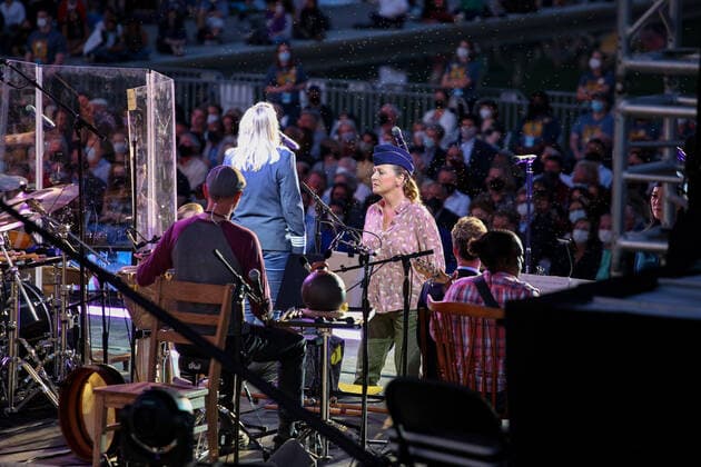 People Attend Concert On Eve Of 20th Anniversary Of 9 11 In Washington, D.C. People attend a free concert version of Come From Away , a performance hosted by Ford s Theatre which tells the remarkable true story of 7,000 stranded passengers on September 11, 2001, and the small town in Newfoundland that welcomed them , at the Lincoln Memorial on September 10, 2021, the eve of the 20th anniversary of 9 11 Washington D.C. United States dozier-peopleat210910_np6Bz  Copyright: xBryanxOlinxDozierx