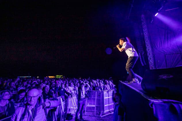 Clueso live bei der Eröffnung des Apoldaer Musiksommers auf der Festwiese. Apolda, 10.09.2021
