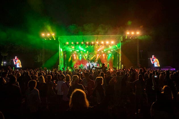 Clueso live bei der Eröffnung des Apoldaer Musiksommers auf der Festwiese. Apolda, 10.09.2021