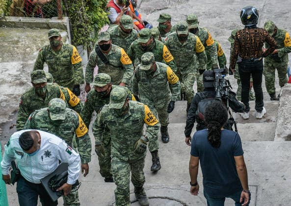 Mexiko, Erdrutsch in Tlalnepantla 2 Persons Lose Their Life In Collapse Of Chiquihuite Hill MEXICO CITY, MEXICO - SEPTEMBER 10: Voluntaries during the rescue victims after The Chiquihuite hill collapses in Tlanepantla in the north of Mexico City, causing the death of at least 2 people and 10 are missing, around 40 families were affected who were evicted due to the risk of the landslide of the hill. On September 10, 2021 in Mexico City, Mexico. (Photo by Aidee Martinez Eyepix Group) Copyright: xAideexMartinezx EYEPIXGROUP_AMA_09092021_14474