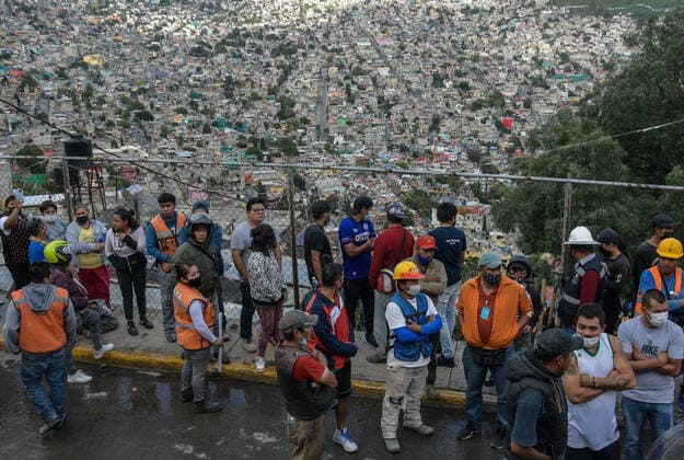 Mexiko, Erdrutsch in Tlalnepantla 2 Persons Lose Their Life In Collapse Of Chiquihuite Hill MEXICO CITY, MEXICO - SEPTEMBER 10: Voluntaries during the rescue victims after The Chiquihuite hill collapses in Tlanepantla in the north of Mexico City, causing the death of at least 2 people and 10 are missing, around 40 families were affected who were evicted due to the risk of the landslide of the hill. On September 10, 2021 in Mexico City, Mexico. (Photo by Aidee Martinez Eyepix Group) Copyright: xAideexMartinezx EYEPIXGROUP_AMA_09092021_14467