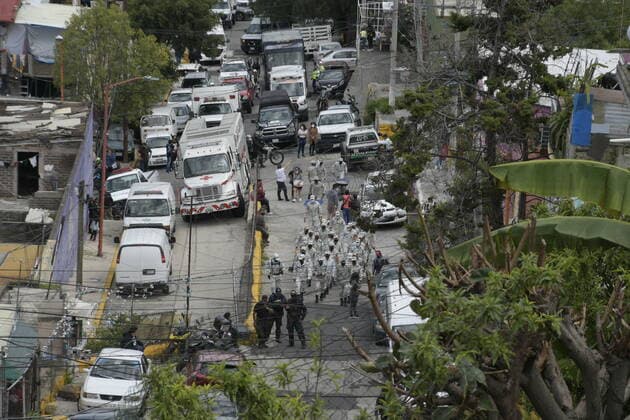 Mexiko, Erdrutsch in Tlalnepantla 2 Persons Lose Their Life In Collapse Of Chiquihuite Hill MEXICO CITY, MEXICO - SEPTEMBER 10: Voluntaries during the rescue victims after The Chiquihuite hill collapses in Tlanepantla in the north of Mexico City, causing the death of at least 2 people and 10 are missing, around 40 families were affected who were evicted due to the risk of the landslide of the hill. On September 10, 2021 in Mexico City, Mexico. (Photo by Aidee Martinez Eyepix Group) Copyright: xAideexMartinezx EYEPIXGROUP_AMA_09092021_14476