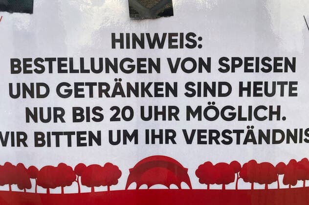 Hinweisschild beim Auftritt von Helge Schneider im Rahmen der Konzertreihe Back on Stage auf der Gilde Parkbühne. Hannover, 10.09.21