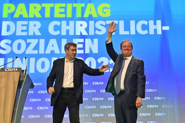 Bilder des Jahres 2021, News 09 September News Themen der Woche KW36 v.li:Markus SOEDER (Ministerpraesident Bayern und CSU Vorsitzender) begruesst Armin LASCHET (CDU Vorsitzender und Kanzlerkandidat), der sich auf der Buehne feiern laesst, CSU Parteitag 2021 am 10. und 11.09.2021 Messe Nuernberg. *** from left Markus SOEDER State Premier of Bavaria and CSU Chairman welcomes Armin LASCHET CDU Chairman and Candidate for Chancellor, who is celebrated on stage, CSU Party Congress 2021 on 10 and 11 09 2021 Fair Nuremberg