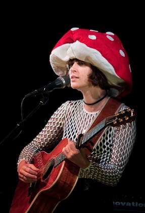 Pomme et son joli chapeau en forme de champignon qui lui a ete donne par un fan MUSIQUE : Festival Le Printemps de Perouges - 10 09 2021 SandrineThesillat Panoramic 