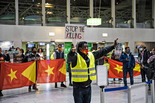 Break The Silence Am 08.01.2021 versammelten sich rund 100 Menschen am Frankfurter Flughafen, um gegen die angebliche Verwicklung der Vereinigten Arabischen Emirate in den Konflikt um Tigray zu protestieren, wie von Demonstranten behauptet. Sie riefen zu einem Boykott der Fluggesellschaft Emirates auf. Frankfurt am Main Hessen Germany *** Break The Silence On 08 01 2021, around 100 people gathered at Frankfurt airport to protest against the alleged involvement of the United Arab Emirates in the conflict over Tigray, as claimed by protesters They called for a boycott of the airline Emirates Frankfurt am Main Hesse Germany