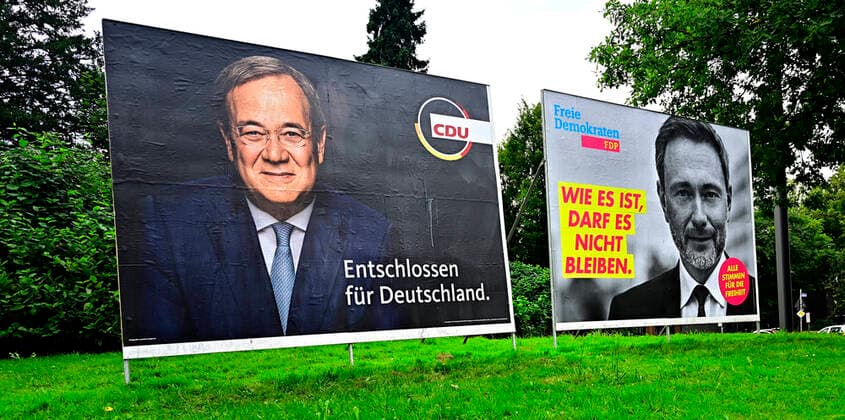 Bundestagswahl 2021,die Parteien werben nicht nur im Internet oder Talksshows um Stimmen der Wähler,sondern auch mit Wahlplakaten der großen Parteien,CDU,SPD,FDP,Die Grünen,wie hier im Bundesland Nordrhein-Westfalen ( NRW ).Zu sehen sind die Spitzenpolitiker Olaf Schulz,Armin Laschet,Christian Lindner,Annalena Baerbock und Robert Habeck,neues Wahlplakat von Armin Laschet ( CDU ) und von Christian Lindner ( FPD ),fotografiert am 11.09.2021. Â