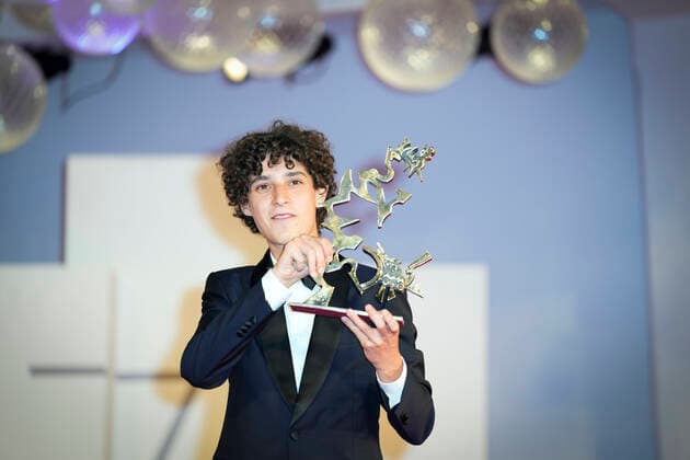Filmfestspiele in Venedig, Marcello Mastroianni Preis Bester Nachwuchsschauspieler Filippo Scotti Foto IPP Daniele Cifala™ Venezia 10 09 2021 The 78th Venice Film Festival - Award Winners Photocall - The 78th Venice International Film Festival - nella foto: Filippo Scotti Italy Photo Press - World Copyright